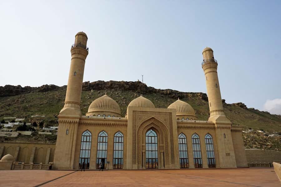 Baku: Candy Mountain, Pink Lake, Besh Barmag Dag and Mosque - Khizi District lunch at a local fish restaurant
