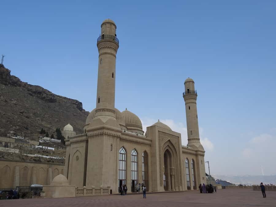 Baku: Gobustan, Volcanoes, Fire Temple and Yanardag Day Trip - Ateshgah Temple: the fire-worship site at Absheron’s edge