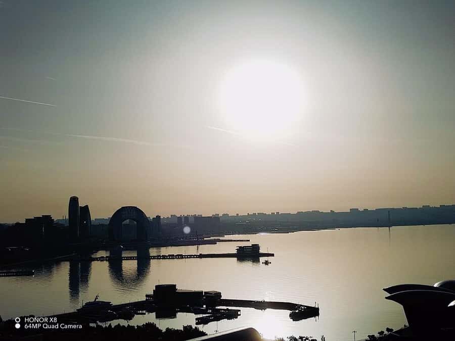 Baku: Light-Up Baku Walking Evening Tour - Baku Eye and the Ferris wheel moment at 7 pm