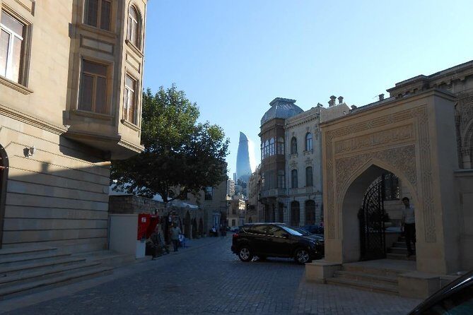 Baku Old City Tour - Stop 5: Vahid Monument and the tour’s finish rhythm