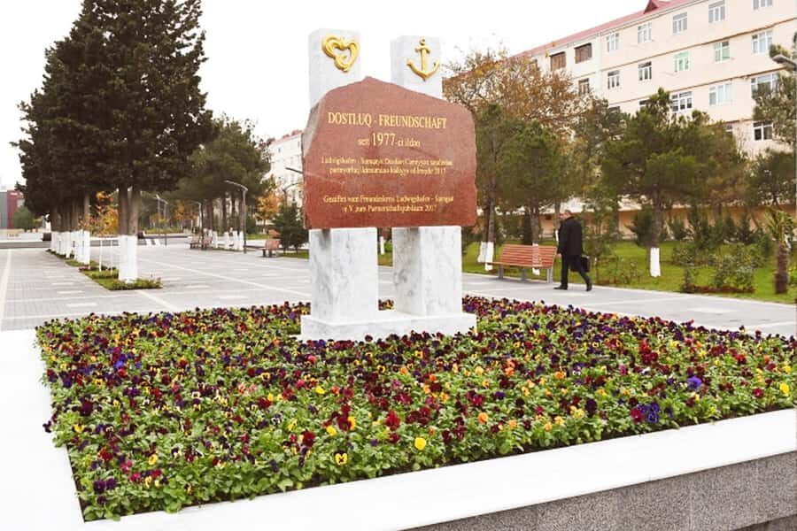 Baku: Sumgait City, Pink Lake & Vibrant Green Bazar Visit - Group size and comfort: what the ride feels like