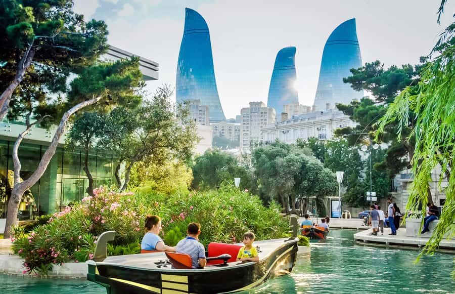Become a Baku resident in a day - Highland Park and Flame Towers: the best “wow” photos with a plan