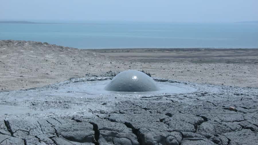 From Baku: Gobustan, Mud Volcanoes & Mosque Private Tour - Bibi-Heybat Mosque: a restored classic with spiritual weight