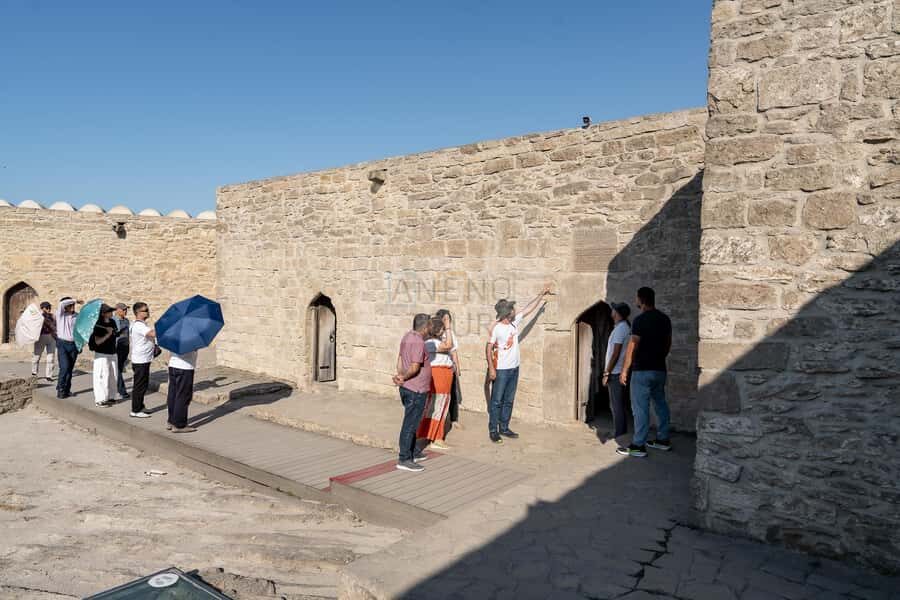 From Bakü: Sightseeing - Ateshgah - Yanardag - Gobustan - Guide quality is the real multiplier on this route